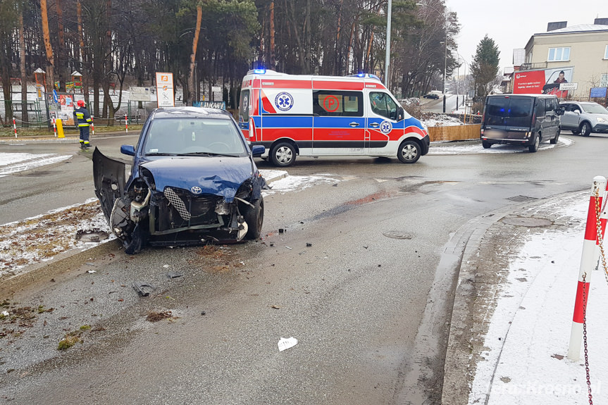 Zderzenie trzech samochodów na rondzie w Krośnie