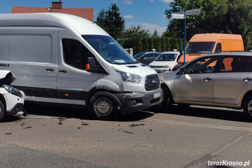 Zderzenie trzech samochodów na skrzyżowaniu w Krośnie