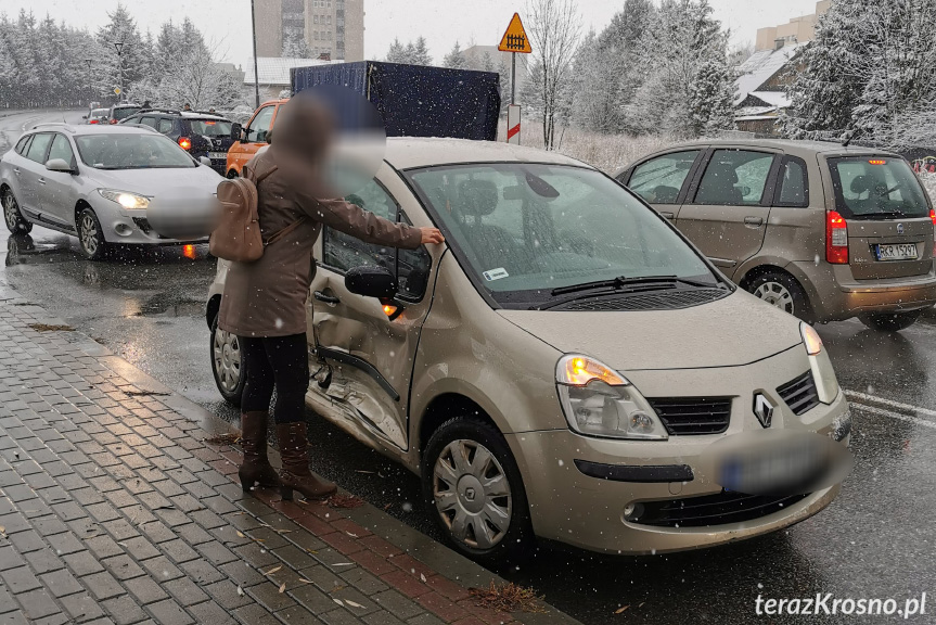 Zderzenie trzech samochodów na skrzyżowaniu w Krośnie