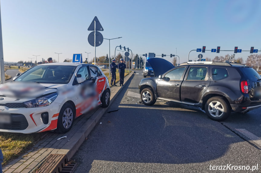 Zderzenie trzech samochodów w Krośnie, dwie osoby w szpitalu