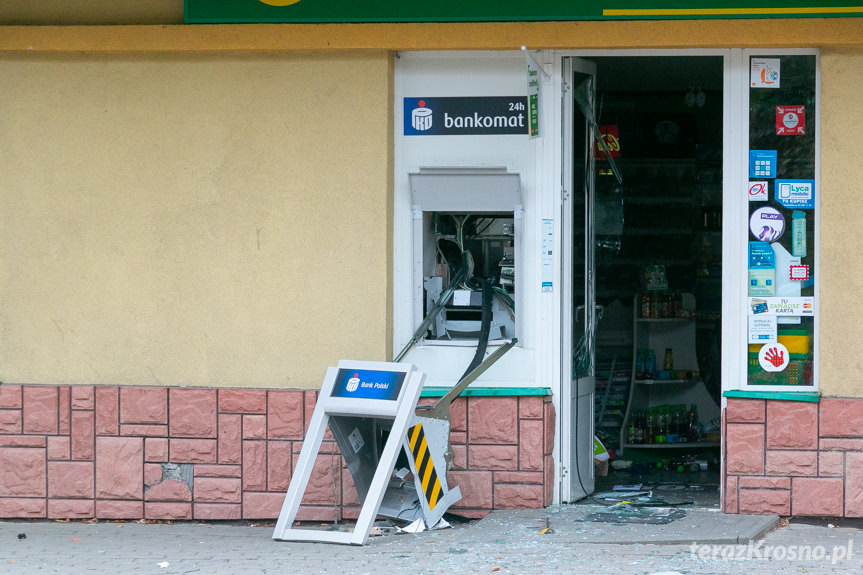 Złodzieje wysadzili bankomat wypełniony pieniędzmi w Iwoniczu-Zdroju [WIDEO]