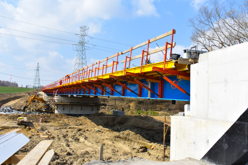 Budowa mostu w Wojkówce