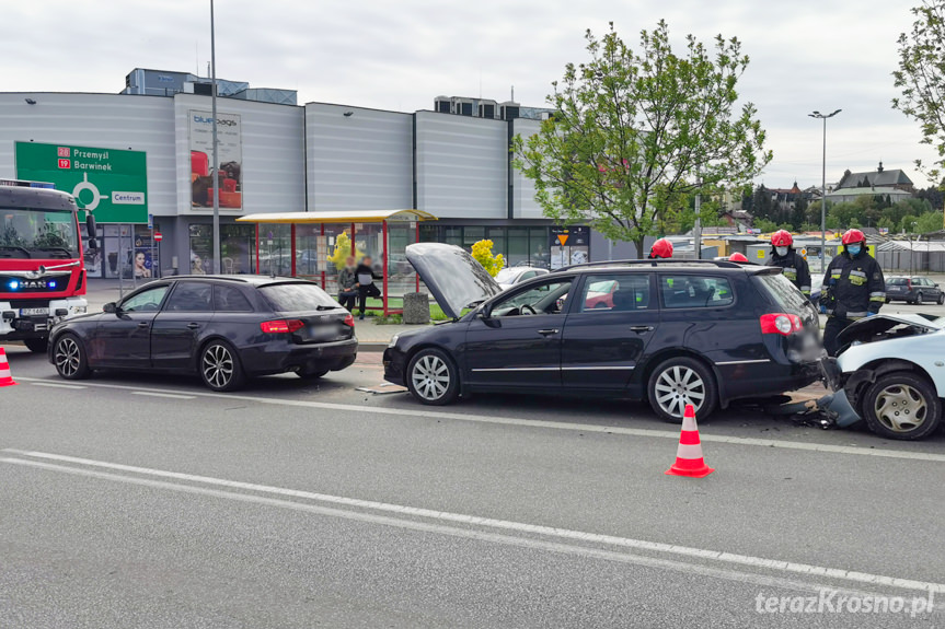 Kolizja trzech samochodów na Niepodległości w Krośnie