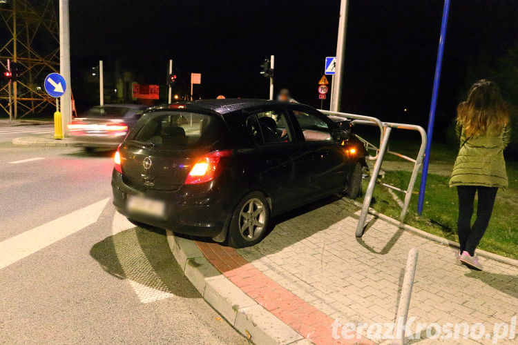 Opel wjechał w barierki