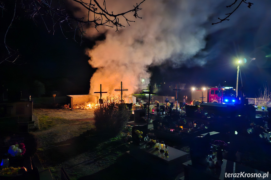 Pożar śmieci na cmentarzu w Zręcinie