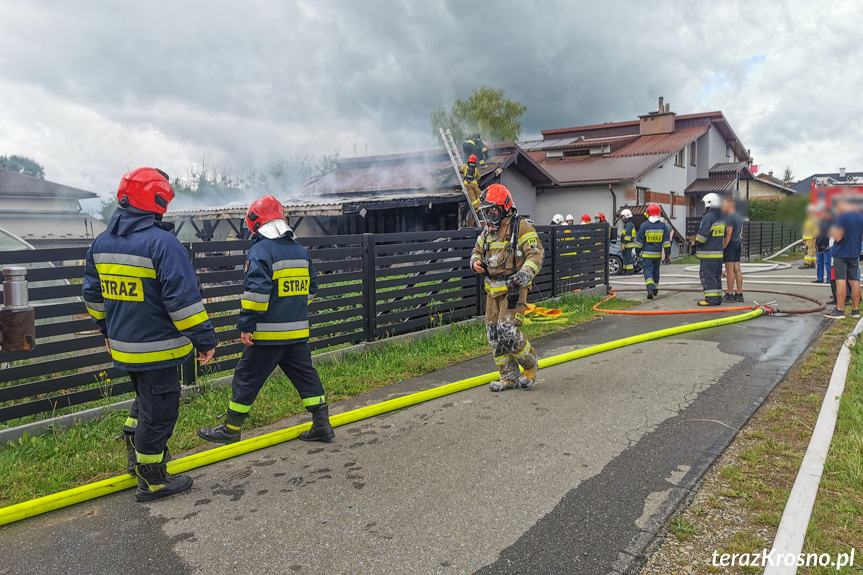 Pożar w Korczynie. Zniszczonych pięć pojazdów