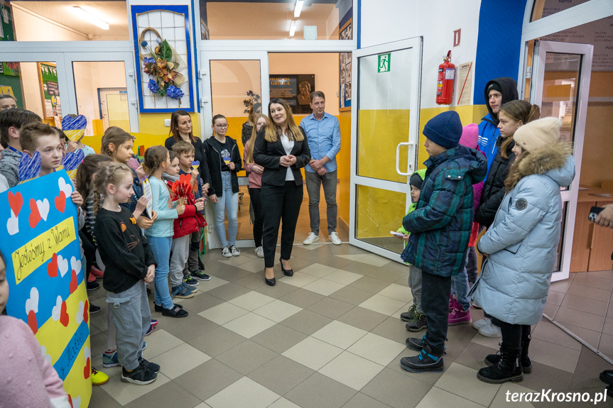 Przywitanie dzieci w Szkole Podstawowej we Wrocance