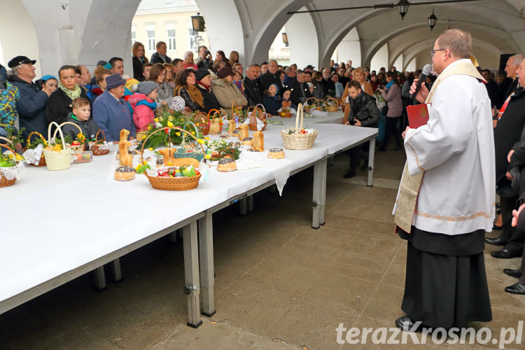 Święcenie pokarmów wielkanocnych na Rynku w Krośnie