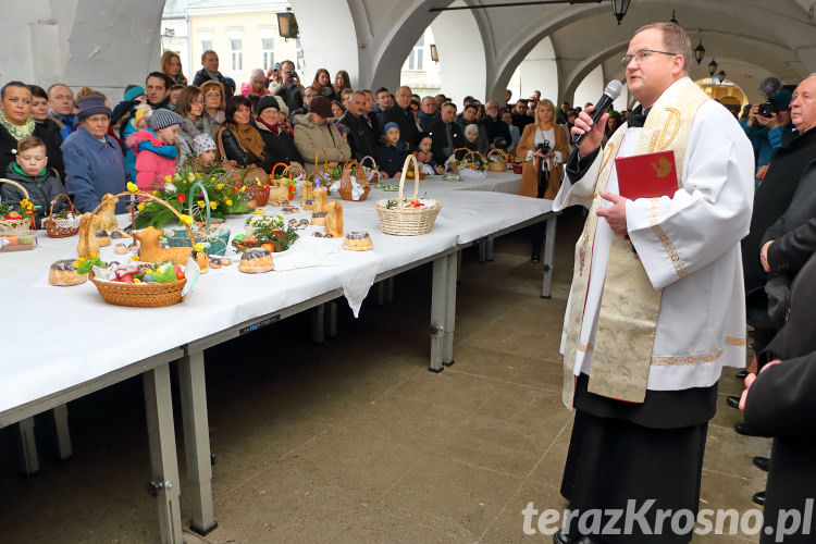 Święcenie pokarmów wielkanocnych na Rynku w Krośnie