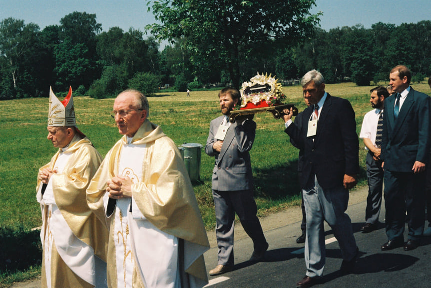 Uroczystość pod krzyżem papieskim w Krośnie
