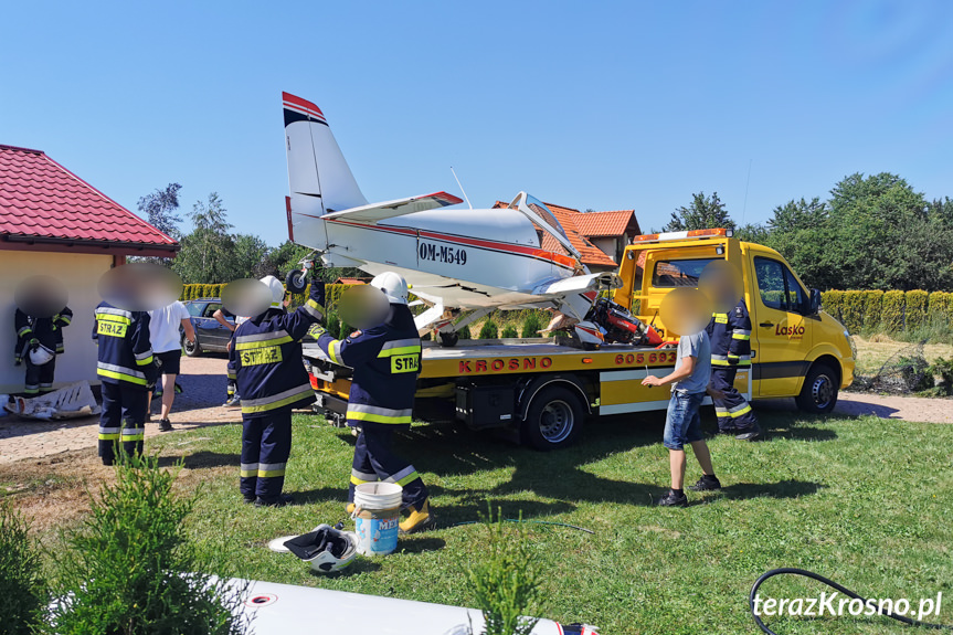 Usuwanie wraku samolotu po wypadku w Krośnie