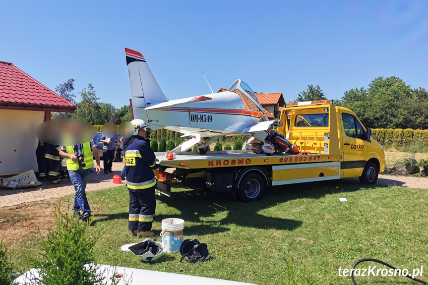 Usuwanie wraku samolotu po wypadku w Krośnie