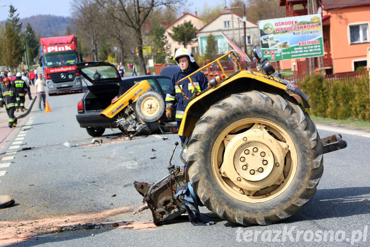 Wypadek w Głojscach, zderzenie samochodu i ciągnika