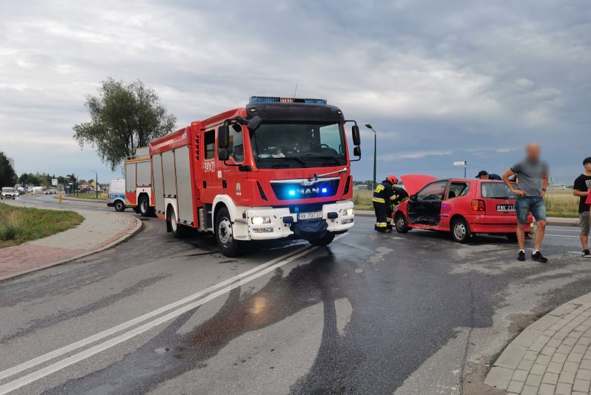 Zderzenie dwóch samochodów na Zręcińskiej w Krośnie