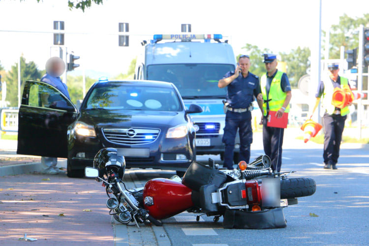 Zderzenie motocyklisty i samochodu osobowego w Krośnie