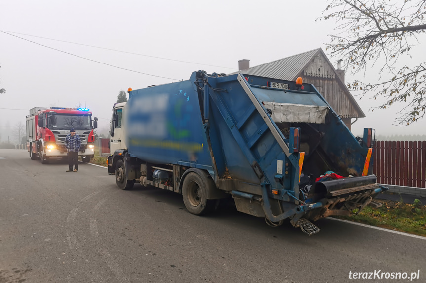 Zderzenie samochodu ze śmieciarką w Jedliczu
