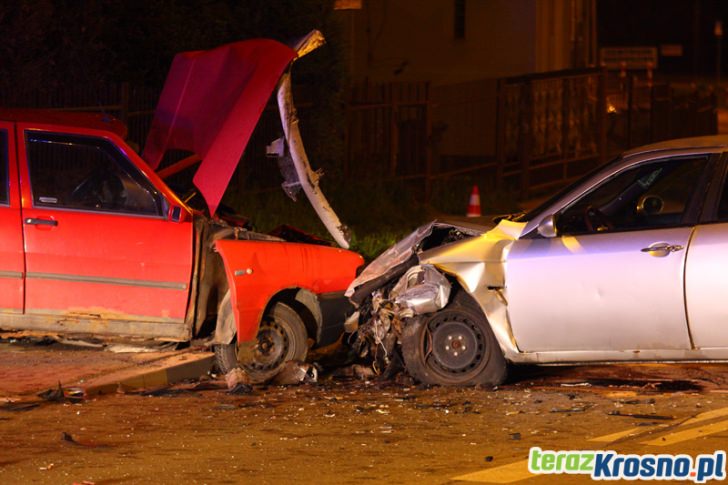 Czołowe zderzenie dwóch samochodów w Krośnie