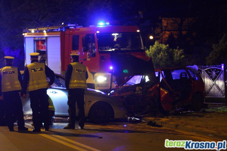 Czołowe zderzenie dwóch samochodów w Krośnie