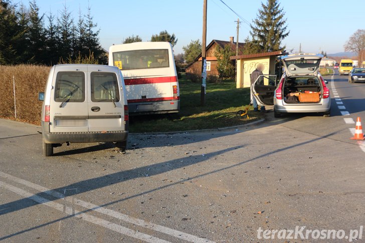 Zderzenie autobusu z samochodem osobowym w Ustrobnej