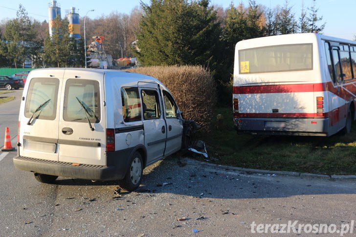 Zderzenie autobusu z samochodem osobowym w Ustrobnej