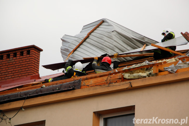 Zerwany dach na Urzędzie Gminy w Korczynie