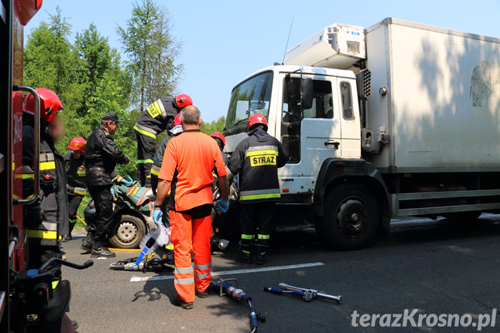 Wypadek w Moderówce, ciężarówka zmiażdżyła Fiata