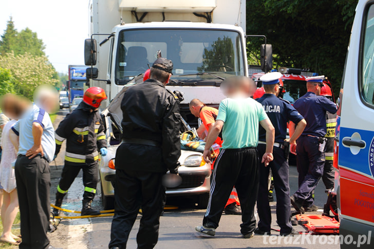 Wypadek w Moderówce, ciężarówka zmiażdżyła Fiata