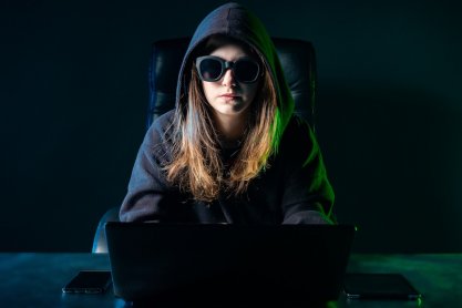 25-latka oszukiwała w Internecie