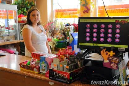 Pani Angelika w punkcie Lotto w Jedliczu