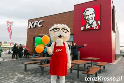KFC w Krośnie otwarte, długa kolejka po kurczaki w sekretnej panierce