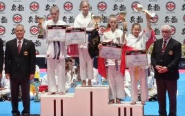 Medale zawodników Krośnieński Klub Kyokushin Karate w Warnie