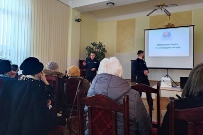 Policjanci debatowali z seniorami w Wojaszówce