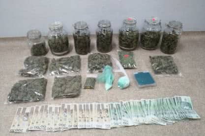 Policjanci przechwycili blisko kilogram narkotyków