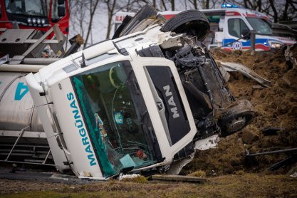 Poważny wypadek na DK19 w Iskrzyni. Zderzenie samochodu osobowego z cysterną