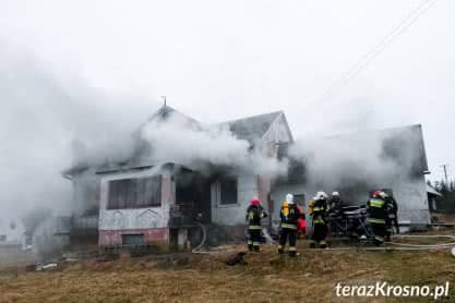 Pożar domu w Lubatowej, poszkodowany mężczyzna