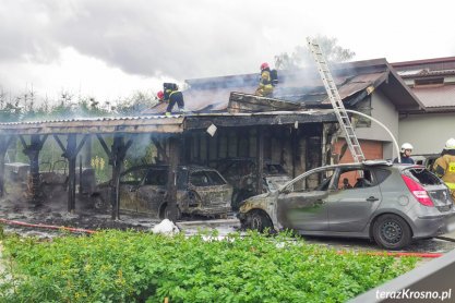 Pożar w Korczynie. Zniszczonych pięć pojazdów
