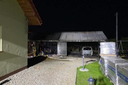 Pożar wiaty i samochodu w Opaciu