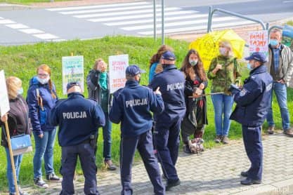 Protest przed RDLP w Krośnie. Czy zgromadzenie było legalne? [ZDJĘCIA]