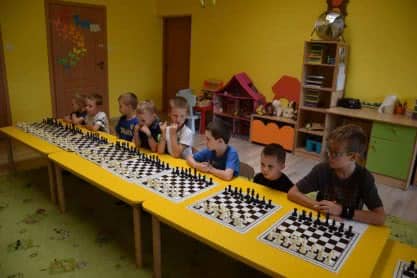 Przedszkolaki grały w szachy z Mistrzem Szachowym Maciejem Koziejem