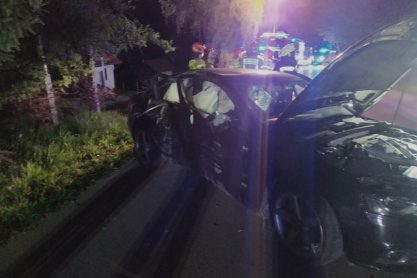 REGION. Samochód uderzył w drzewo, trzy osoby zostały poszkodowane