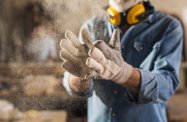 Rękawice do pracy z niebezpiecznymi substancjami - co zapewni Ci najlepszą ochronę?