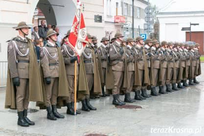Święto Wojska Polskiego w Krośnie w strugach deszczu 