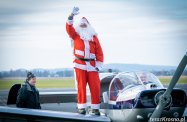 Święty Mikołaj przyleciał na krośnieńskie lotnisko, rozdał prezenty