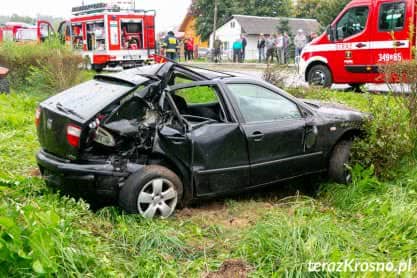 Wypadek w Jaśliskach, samochód uderzył w rozrzutnik obornika