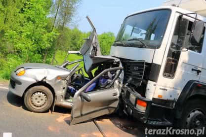 Wypadek w Moderówce, ciężarówka zmiażdżyła fiata