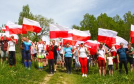 Z biało-czerwoną flagą na szczyt Cergowej