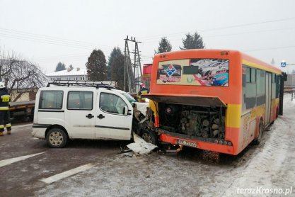 Zderzenie autobusu z samochodem w Iskrzyni