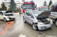 Zderzenie dwóch samochodów i busa w Krośnie