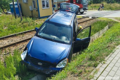 Zderzenie dwóch samochodów w Krośnie. Jeden znalazł się na torach kolejowych
