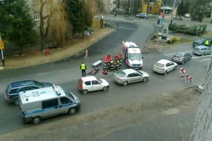 Zderzenie motocykla i samochodu na Niepodległości